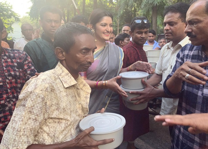 মাংস বিতরণ করেছেন পরীমনি